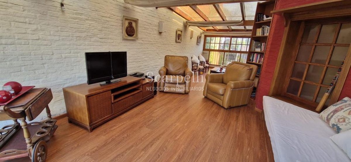 Casa ID.47584 - Malvin Importante Chalet de tejas Próximo Rambla y Club Malvin con todos los lujos modernos