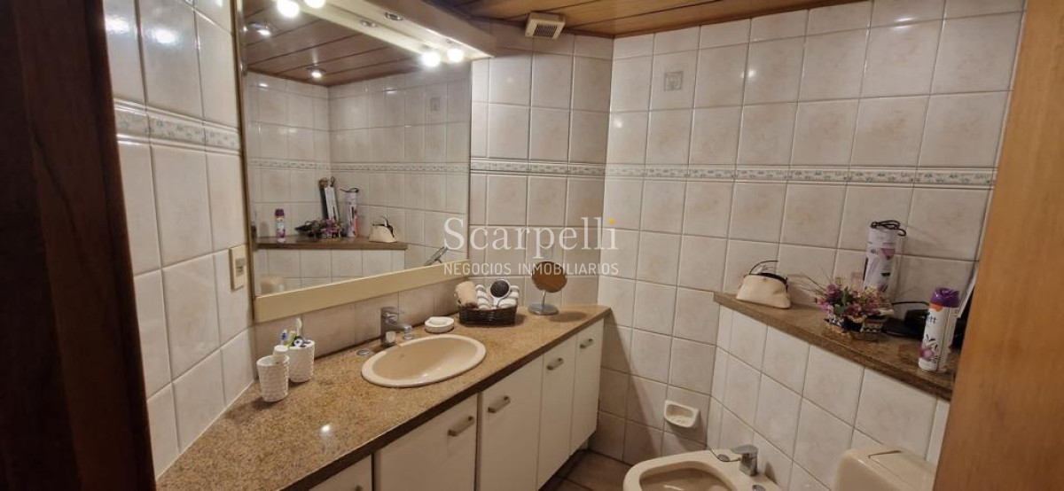 Casa ID.47584 - Malvin Importante Chalet de tejas Próximo Rambla y Club Malvin con todos los lujos modernos