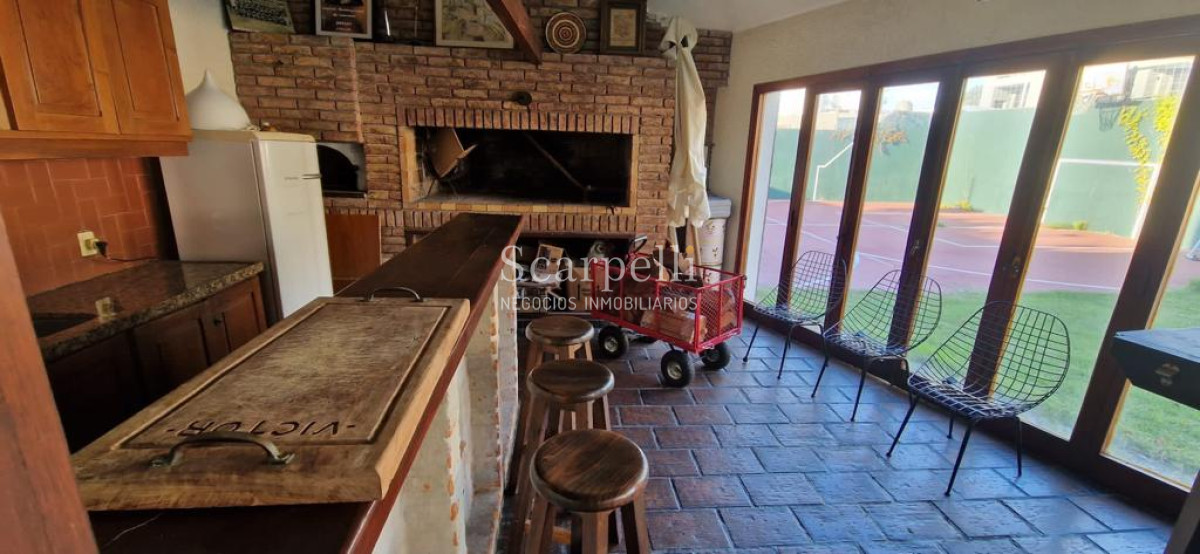 Casa ID.47584 - Malvin Importante Chalet de tejas Próximo Rambla y Club Malvin con todos los lujos modernos