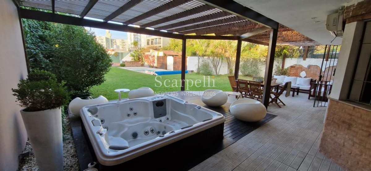 Casa ID.47584 - Malvin Importante Chalet de tejas Próximo Rambla y Club Malvin con todos los lujos modernos