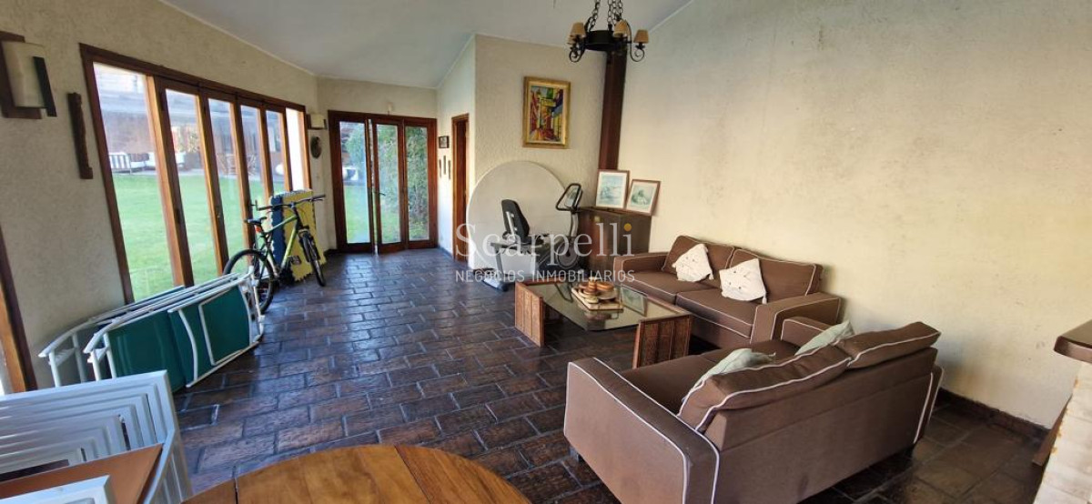 Casa ID.47584 - Malvin Importante Chalet de tejas Próximo Rambla y Club Malvin con todos los lujos modernos