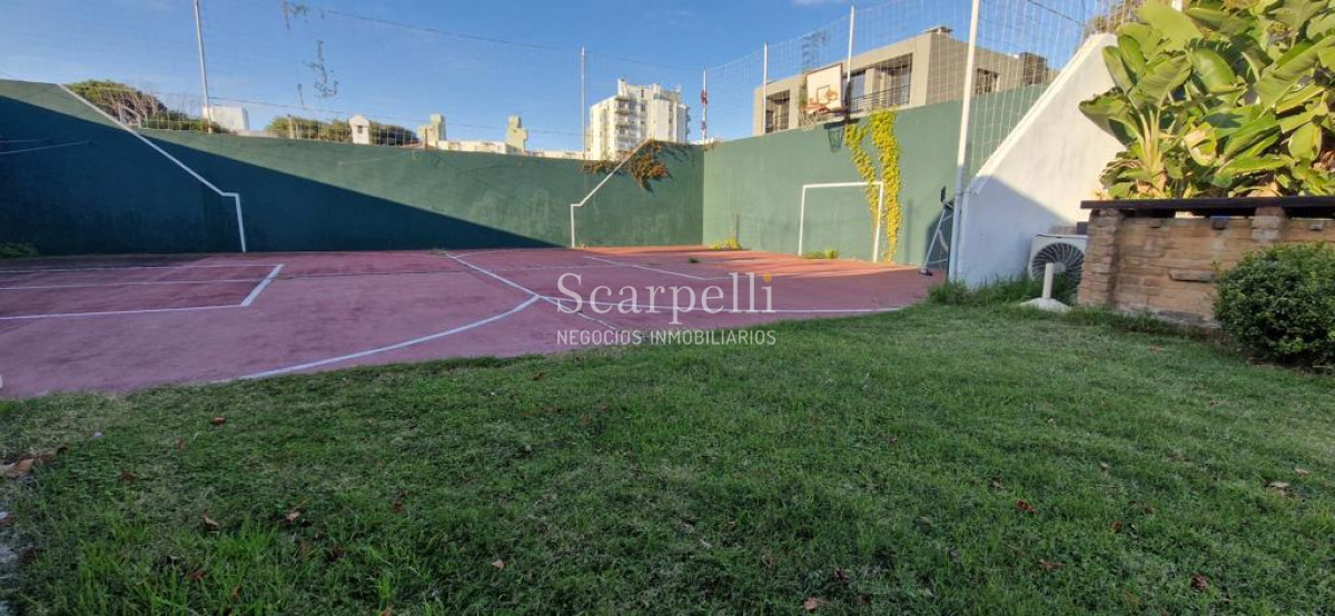 Casa ID.47584 - Malvin Importante Chalet de tejas Próximo Rambla y Club Malvin con todos los lujos modernos