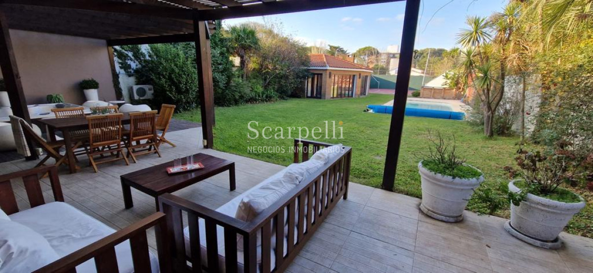 Casa ID.47584 - Malvin Importante Chalet de tejas Próximo Rambla y Club Malvin con todos los lujos modernos