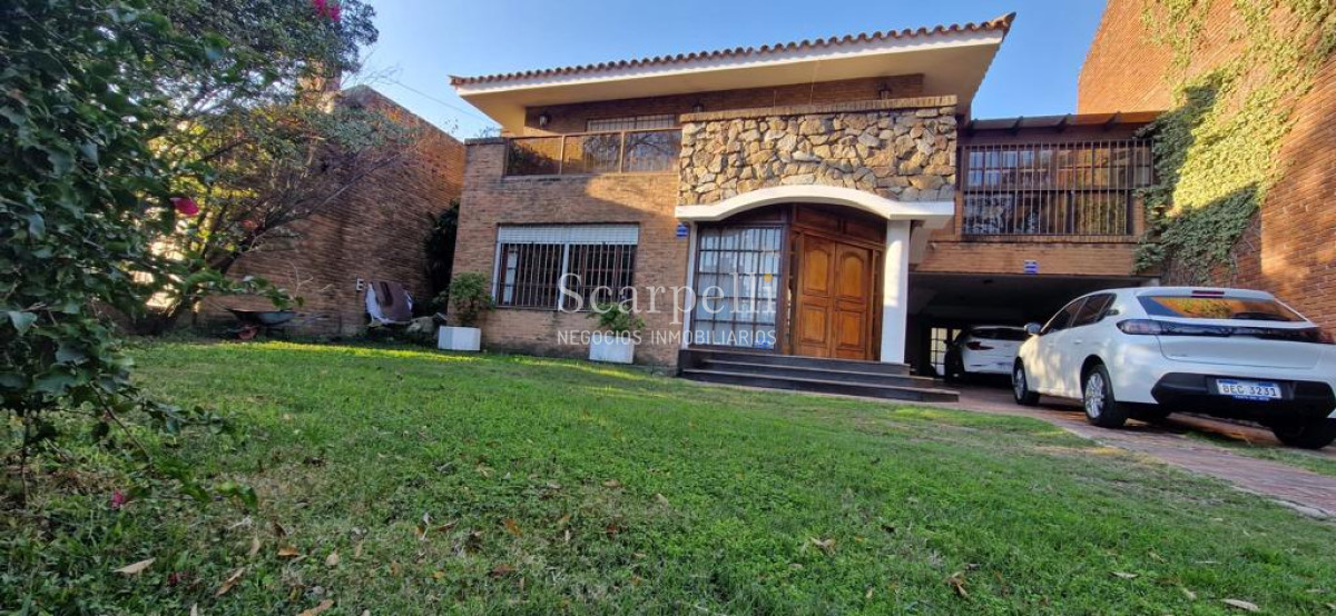 Casa ID.47584 - Malvin Importante Chalet de tejas Próximo Rambla y Club Malvin con todos los lujos modernos