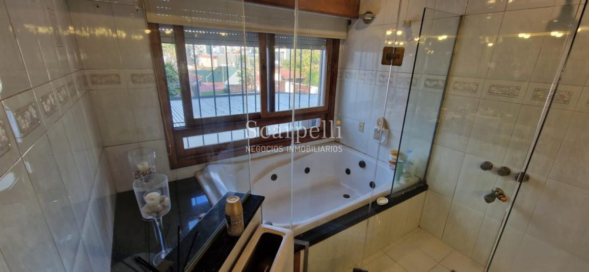 Casa ID.47584 - Malvin Importante Chalet de tejas Próximo Rambla y Club Malvin con todos los lujos modernos