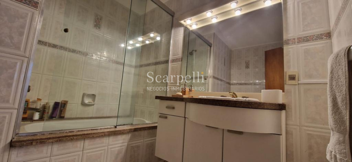 Casa ID.47584 - Malvin Importante Chalet de tejas Próximo Rambla y Club Malvin con todos los lujos modernos