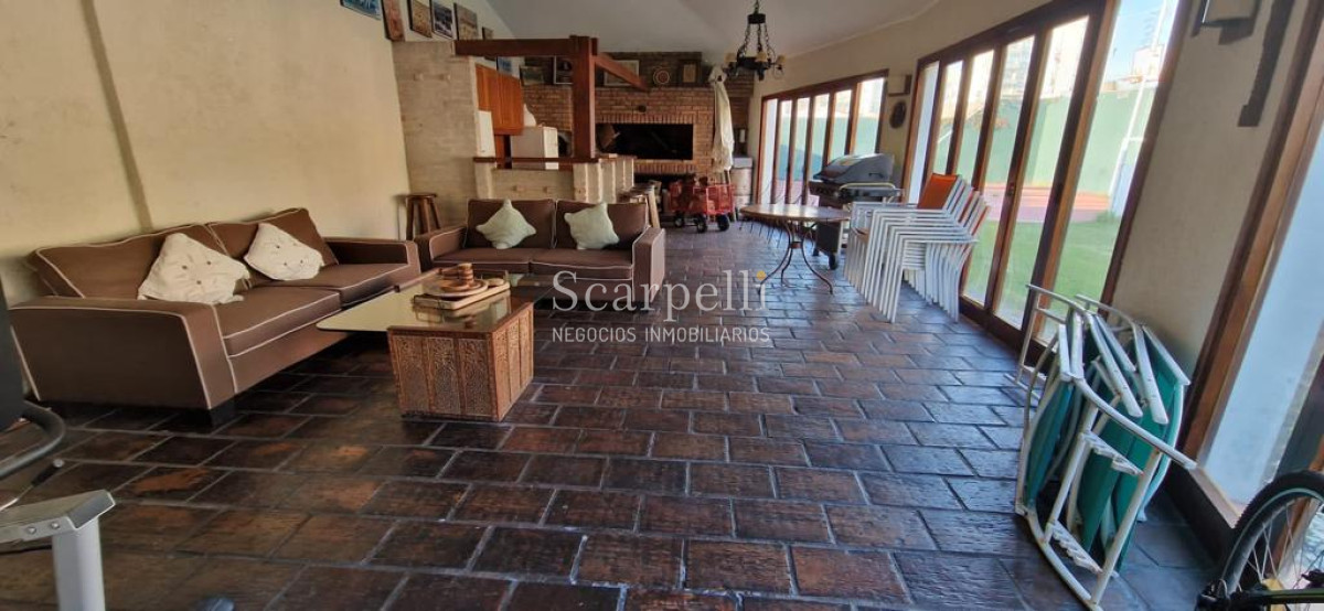 Casa ID.47584 - Malvin Importante Chalet de tejas Próximo Rambla y Club Malvin con todos los lujos modernos