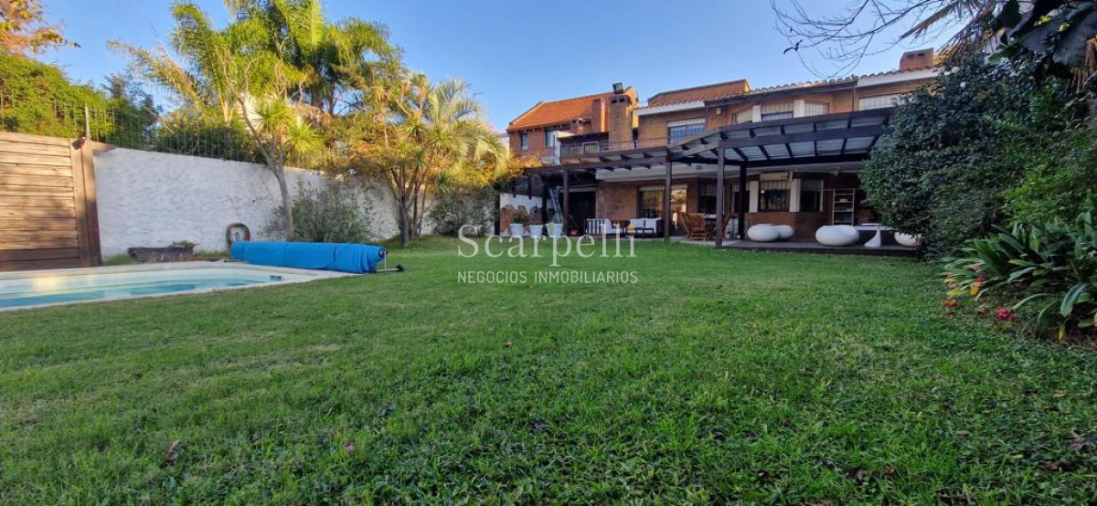 Casa ID.47584 - Malvin Importante Chalet de tejas Próximo Rambla y Club Malvin con todos los lujos modernos