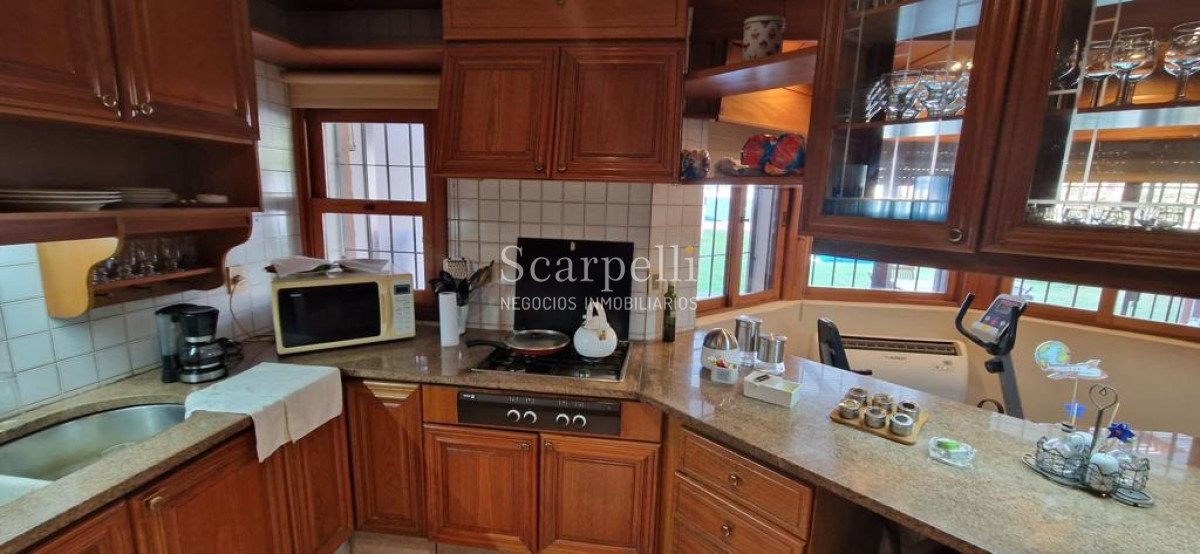 Casa ID.47584 - Malvin Importante Chalet de tejas Próximo Rambla y Club Malvin con todos los lujos modernos