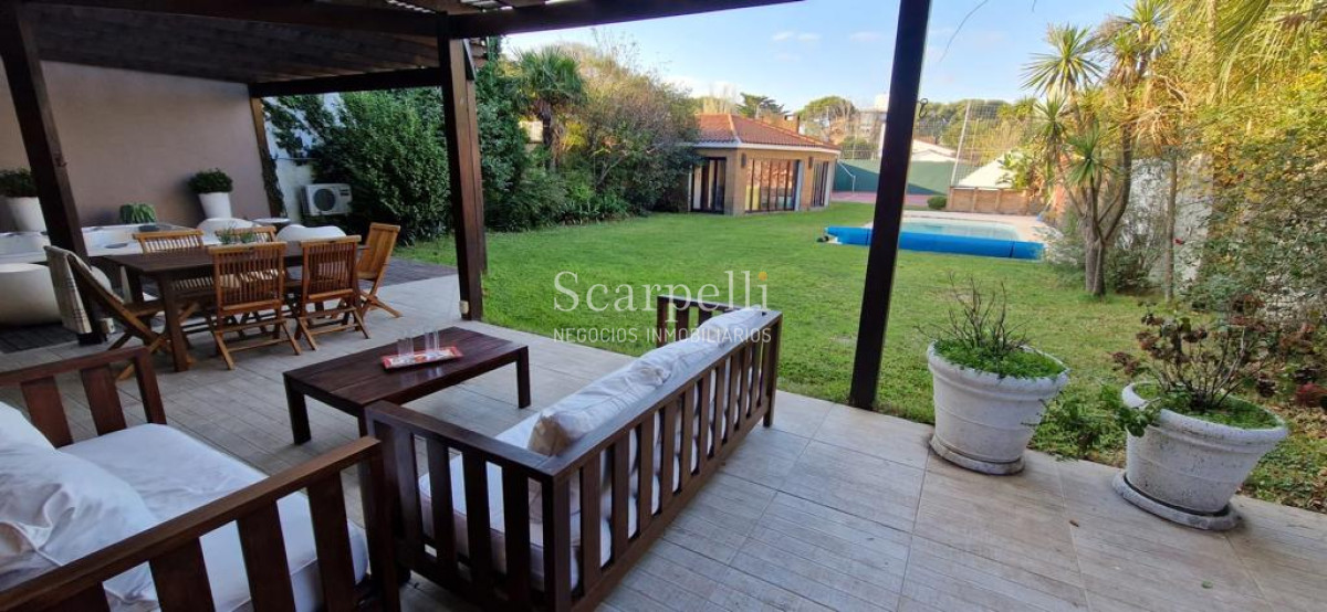 Casa ID.47584 - Malvin Importante Chalet de tejas Próximo Rambla y Club Malvin con todos los lujos modernos