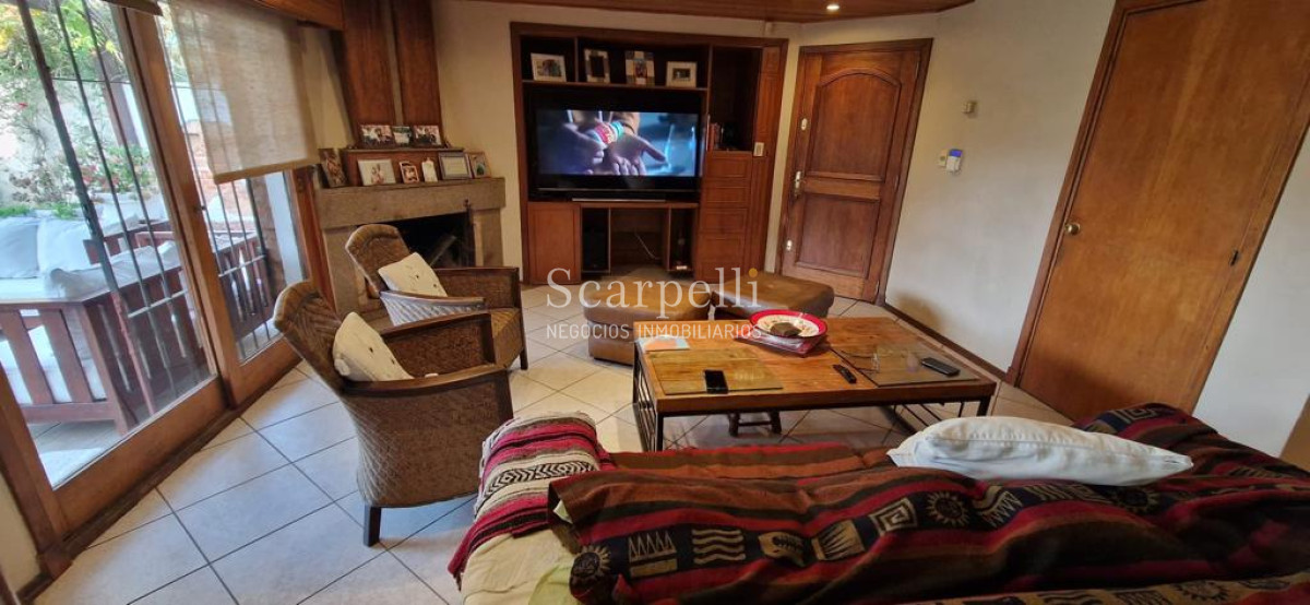 Casa ID.47584 - Malvin Importante Chalet de tejas Próximo Rambla y Club Malvin con todos los lujos modernos