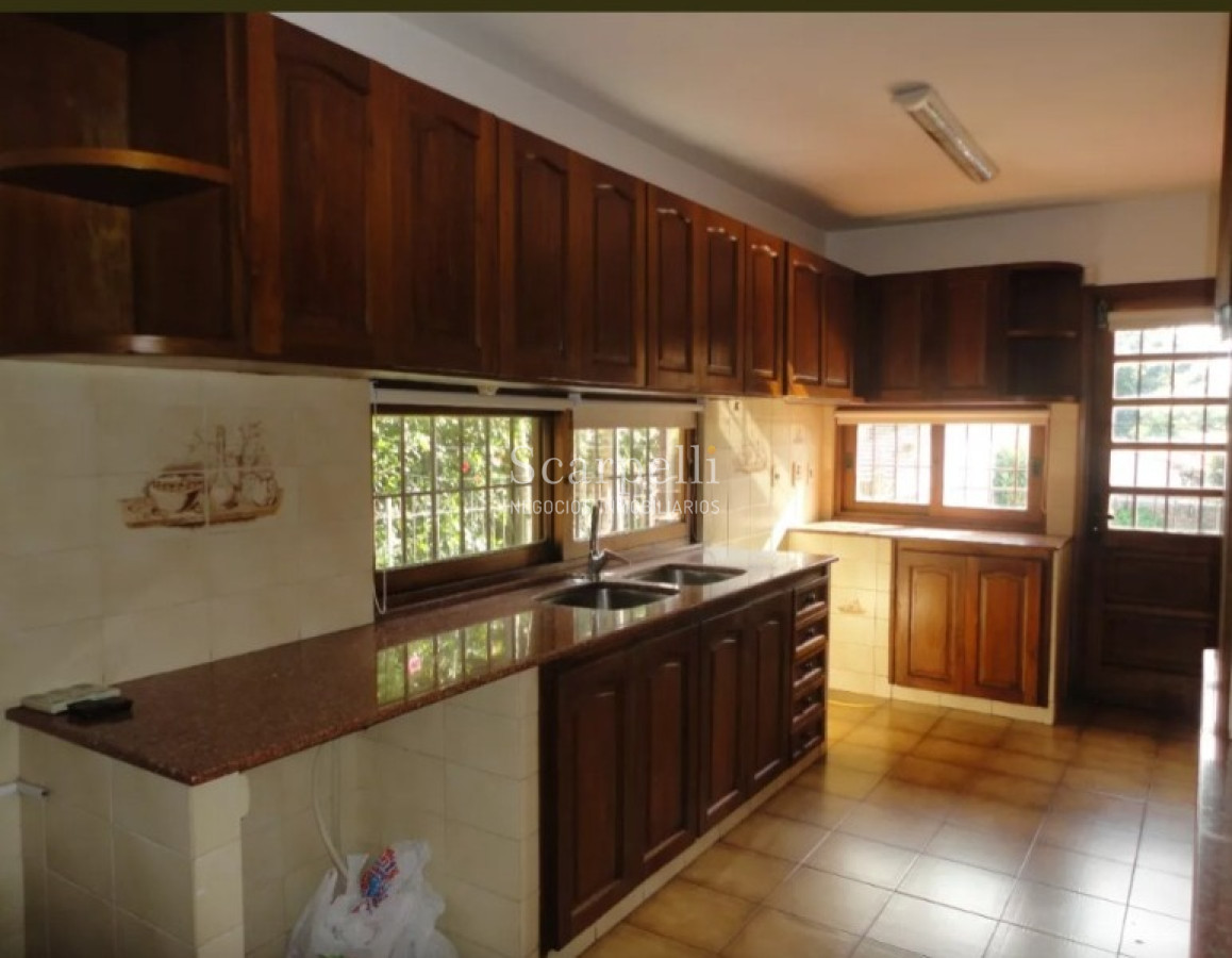 Casa ID.47635 - Importante Chalet sobre Av. Bolivia proximo Pablo Podestá & 2do. Centro Comercial de Carrasco