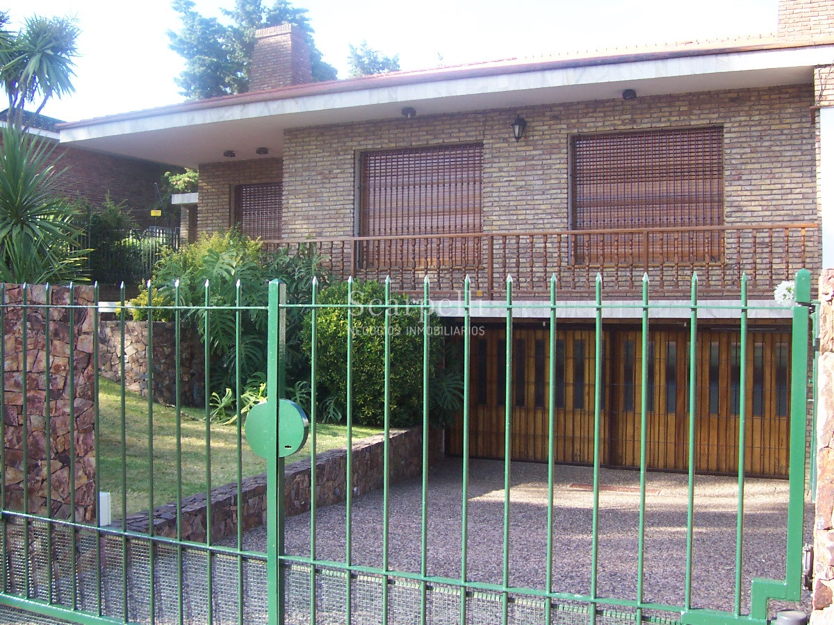 Casa ID.47635 - Importante Chalet sobre Av. Bolivia proximo Pablo Podestá & 2do. Centro Comercial de Carrasco