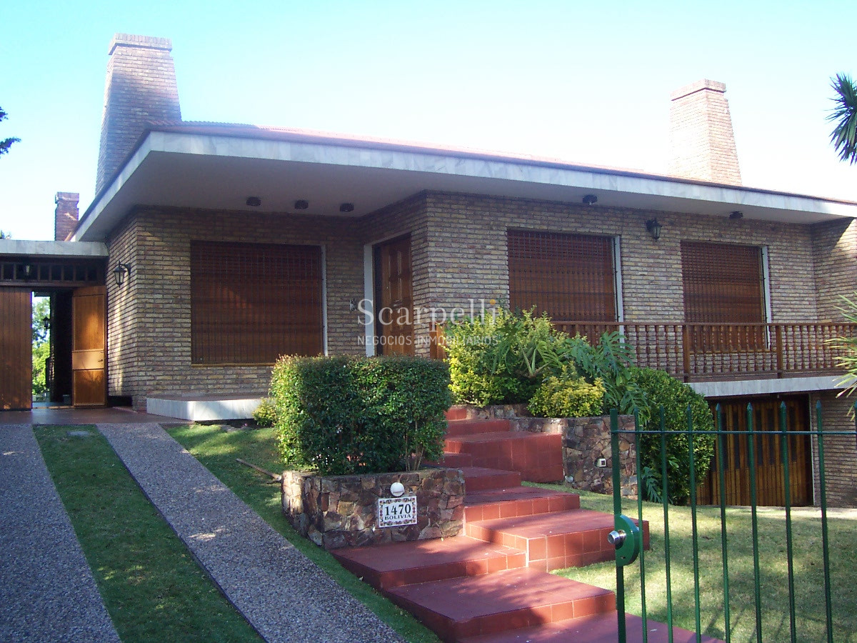 Casa ID.47635 - Importante Chalet sobre Av. Bolivia proximo Pablo Podestá & 2do. Centro Comercial de Carrasco