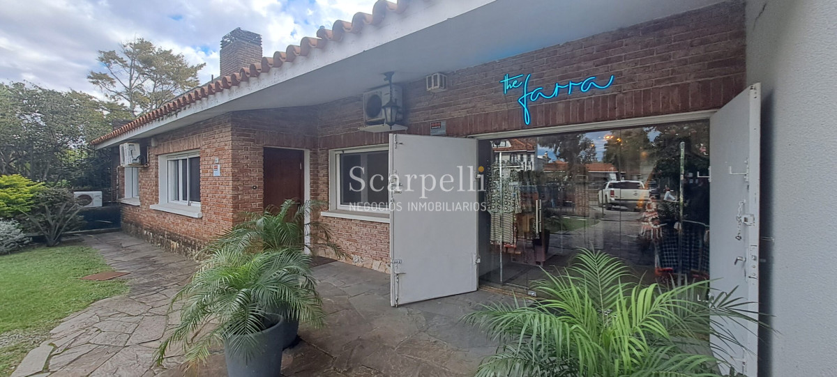 Casa ID.49146 - Clásico Chalet Tejas Coloniales Próximo a Hotel Casino Carrasco