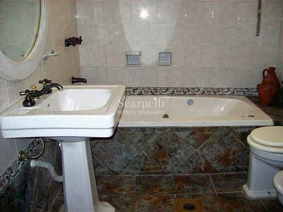 Casa ID.4926 - Amplia Residencia Ideal oficinas o famila numerosa prox. Centro Comercial & Latu