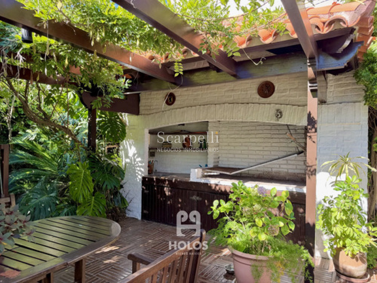 Casa ID.50659 - Carrasco en su mejor Entorno: Casa 4 Dormitorios Piscina Barbacoa Servicio A Dos Cuadras De La Rambla Toda en 1 planta