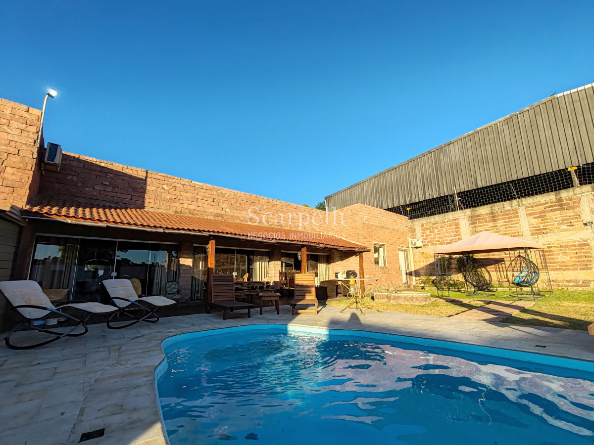 Casa ID.50378 - Importante padrón esquinero en Santana do Livramento con casi 2200 m2 Ideal Salón de Fiestas o emprendimiento Inmobiliario