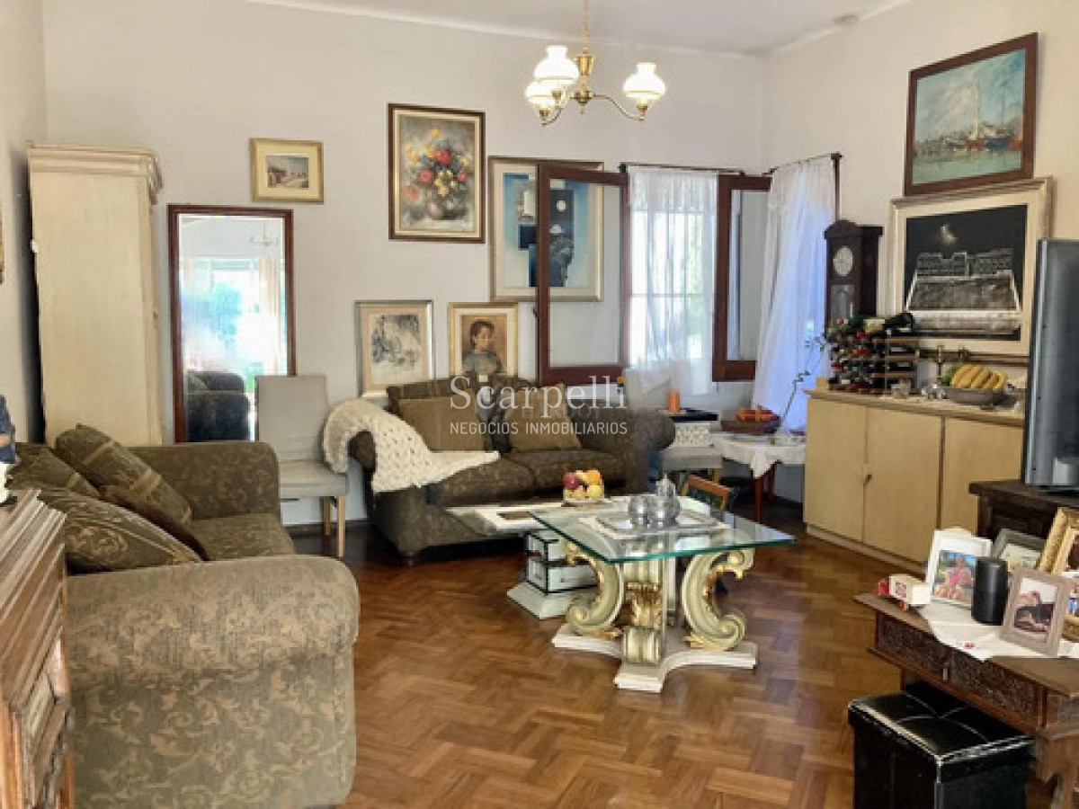 Casa ID.50594 - Alquiler Carrasco Sobre Av. Arocena Ideal Oficinas o Local Comercial Fondo Pasaje Lateral