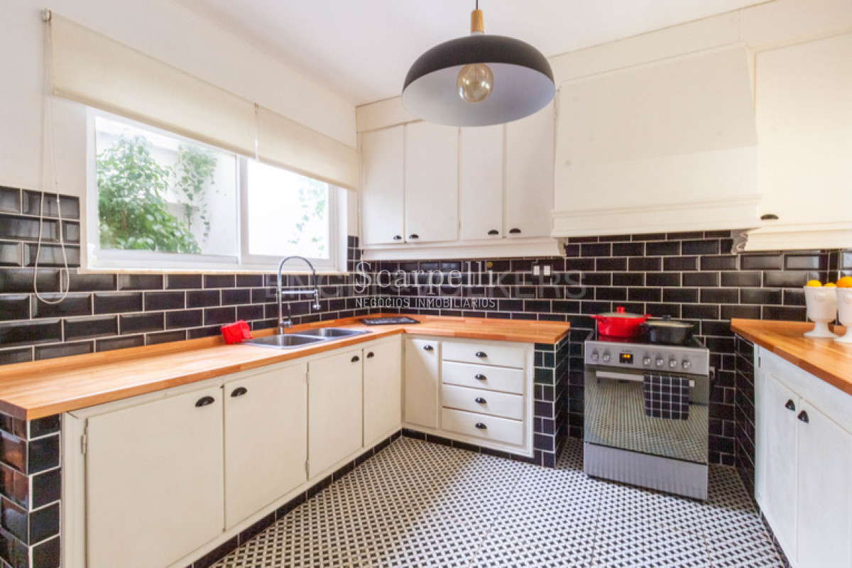 Casa ID.50639 - CARRASCO DE ESTILIO CANADÁ PROX. PLAZA THAYS 4 DORMITORIOS 4 BAÑOS