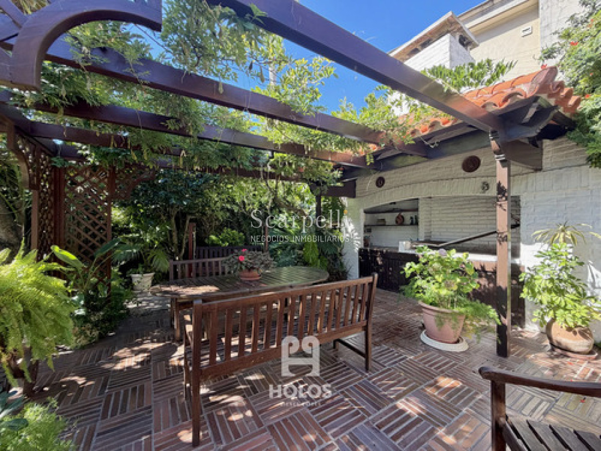 Casa ID.50659 - Carrasco en su mejor Entorno: Casa 4 Dormitorios Piscina Barbacoa Servicio A Dos Cuadras De La Rambla Toda en 1 planta