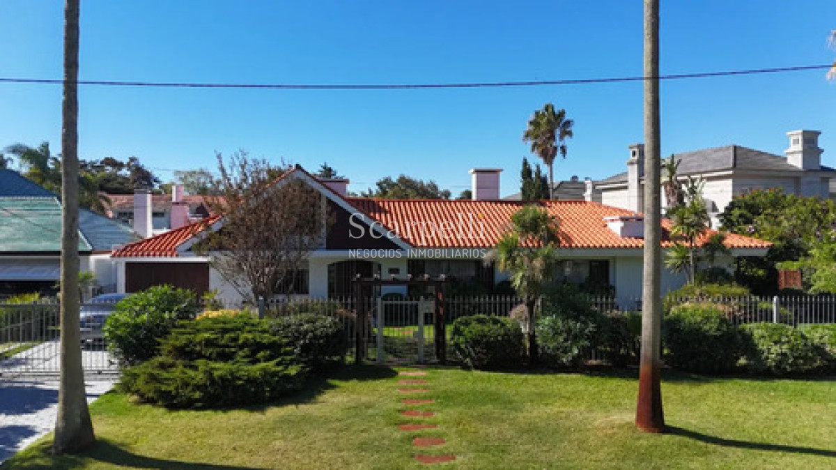 Casa ID.50659 - Carrasco en su mejor Entorno: Casa 4 Dormitorios Piscina Barbacoa Servicio A Dos Cuadras De La Rambla Toda en 1 planta