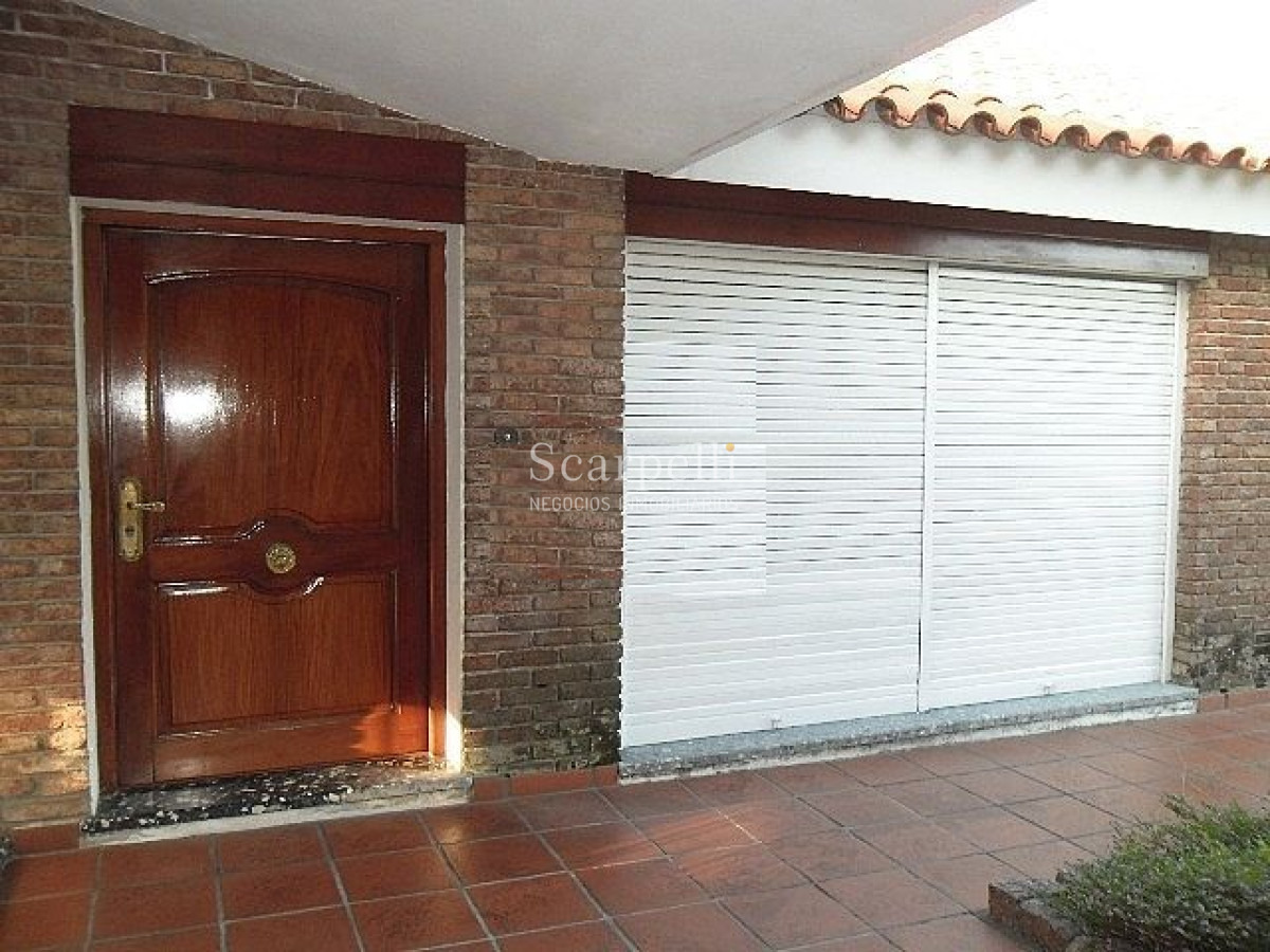 Casa ID.6890 - Estupendo Chalet de tejas coloniales en 1 planta en la mejor calle de Punta Gorda: San Marino proximo Rambla.