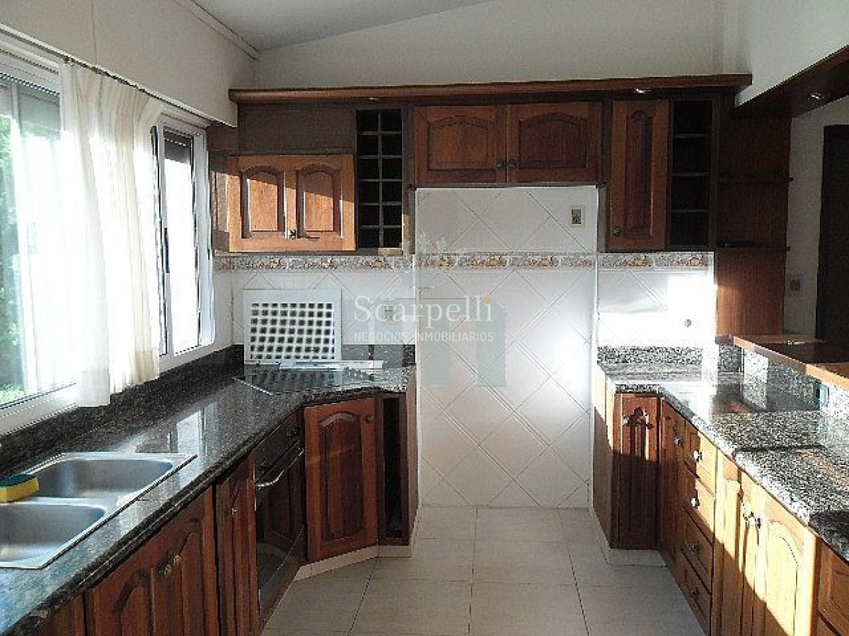 Casa ID.6890 - Estupendo Chalet de tejas coloniales en 1 planta en la mejor calle de Punta Gorda: San Marino proximo Rambla.