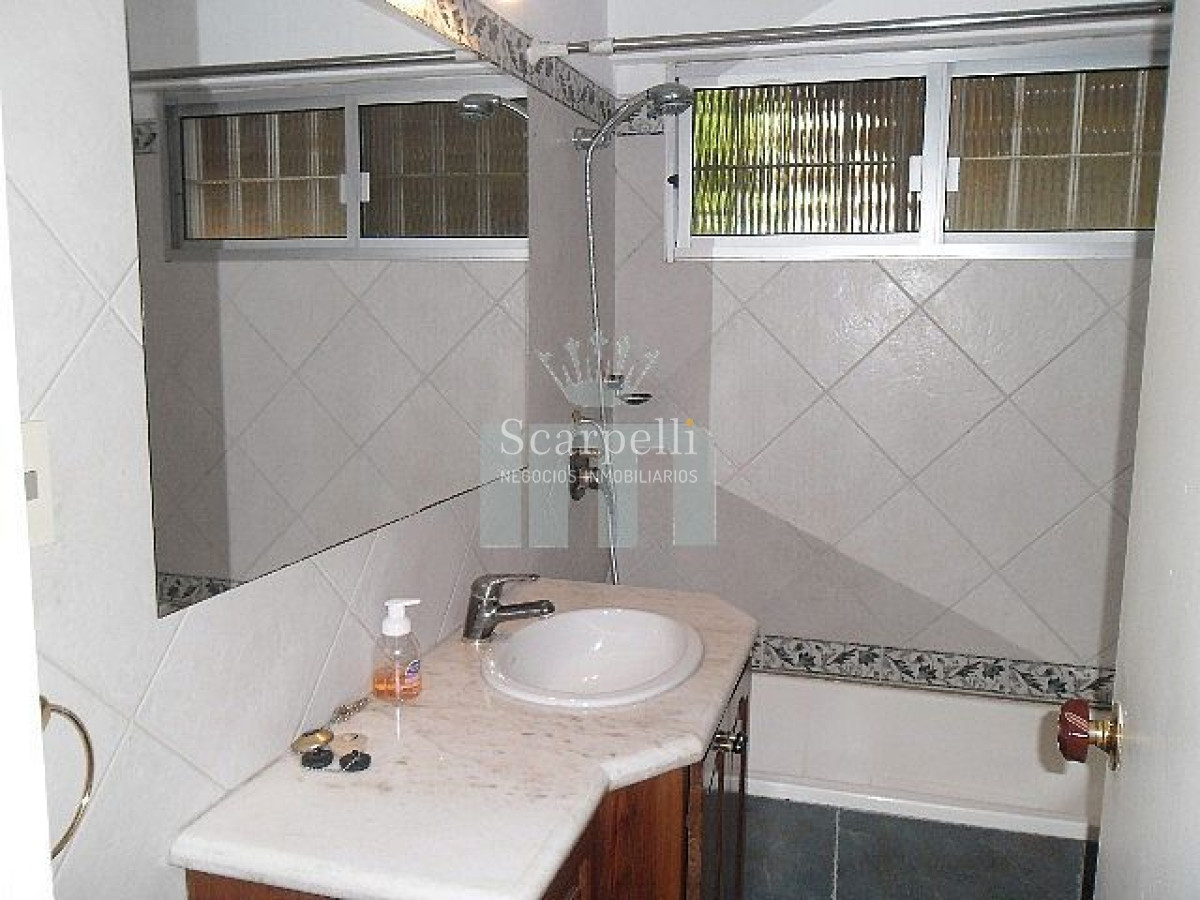 Casa ID.6890 - Estupendo Chalet de tejas coloniales en 1 planta en la mejor calle de Punta Gorda: San Marino proximo Rambla.