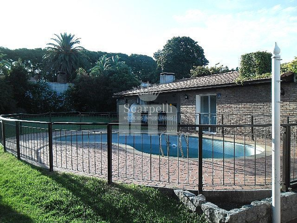 Casa ID.6890 - Estupendo Chalet de tejas coloniales en 1 planta en la mejor calle de Punta Gorda: San Marino proximo Rambla.