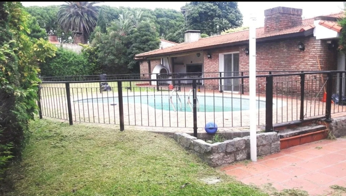 Casa ID.6890 - Estupendo Chalet de tejas coloniales en 1 planta en la mejor calle de Punta Gorda: San Marino proximo Rambla.