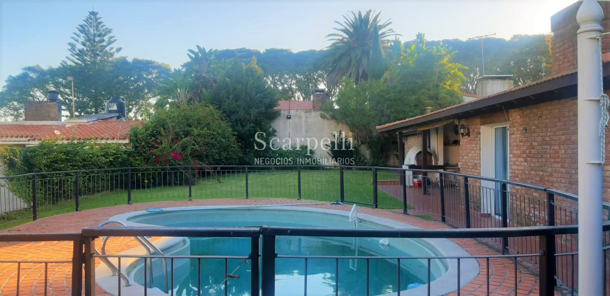Casa ID.6890 - Estupendo Chalet de tejas coloniales en 1 planta en la mejor calle de Punta Gorda: San Marino proximo Rambla.