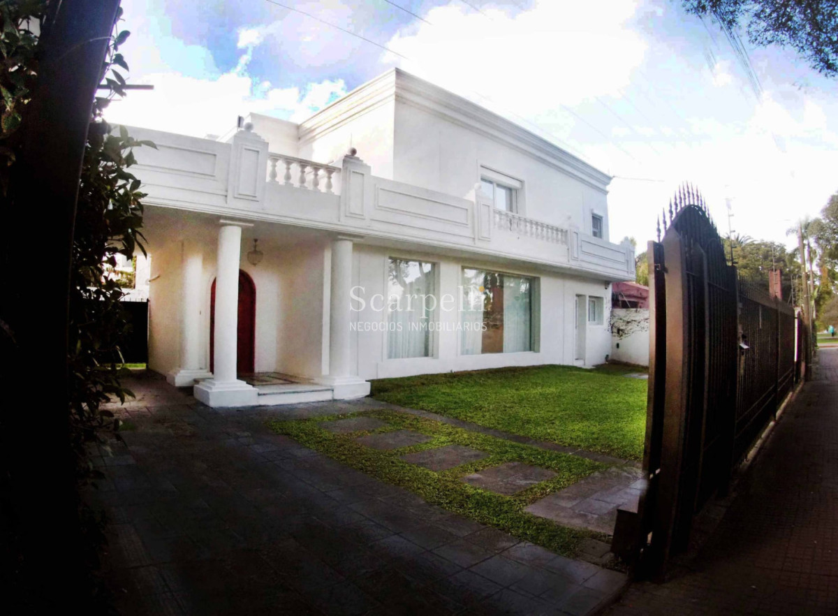 Casa ID.50639 - CARRASCO DE ESTILIO CANADÁ PROX. PLAZA THAYS 4 DORMITORIOS 4 BAÑOS