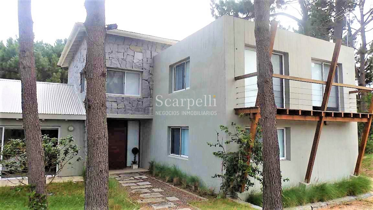 Casa ID.8382 - José Ignacio Estupendo Chalet en Barrio Privado con el mejor entorno y seguridad.-