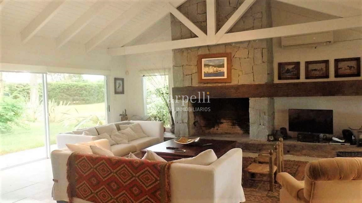 Casa ID.8382 - José Ignacio Estupendo Chalet en Barrio Privado con el mejor entorno y seguridad.-