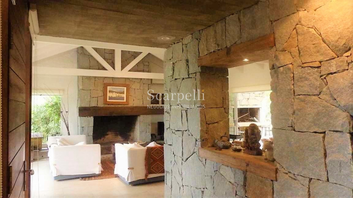 Casa ID.8382 - José Ignacio Estupendo Chalet en Barrio Privado con el mejor entorno y seguridad.-