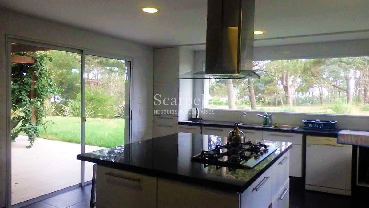 Casa ID.8382 - José Ignacio Estupendo Chalet en Barrio Privado con el mejor entorno y seguridad.-