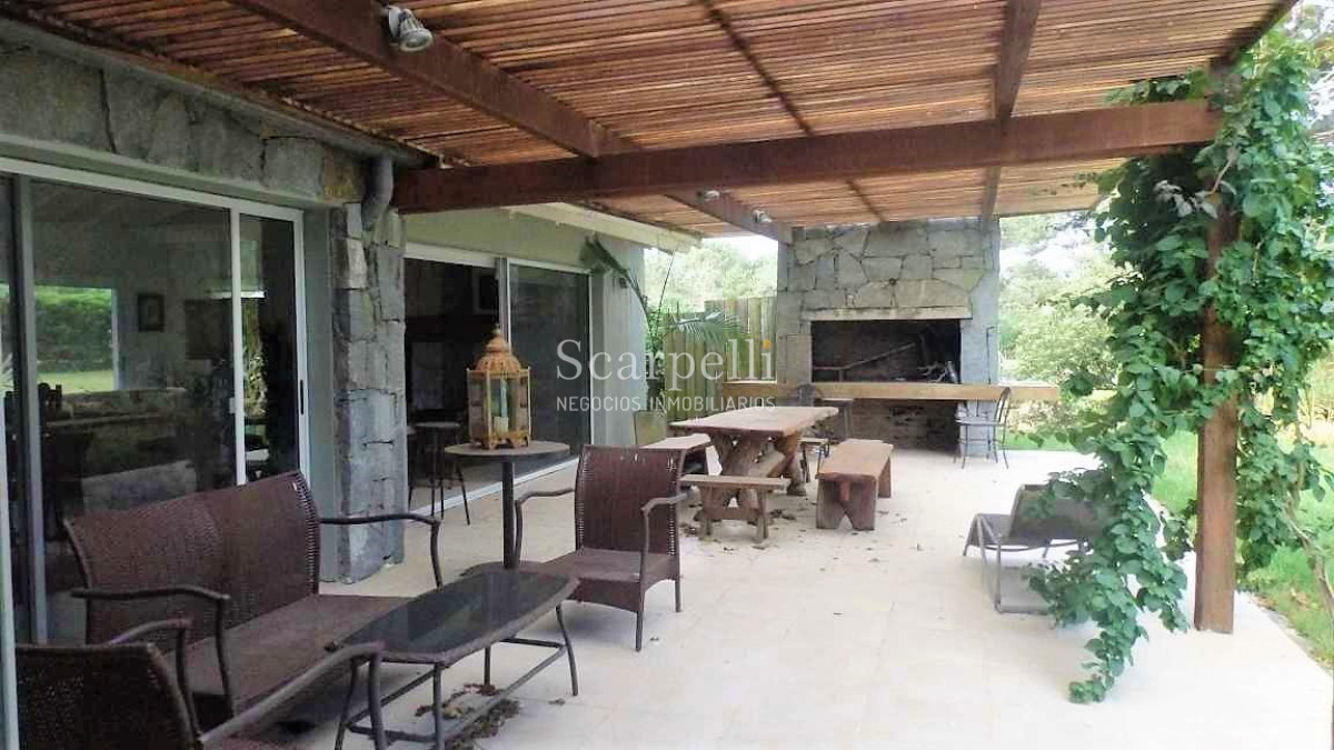 Casa ID.8382 - José Ignacio Estupendo Chalet en Barrio Privado con el mejor entorno y seguridad.-