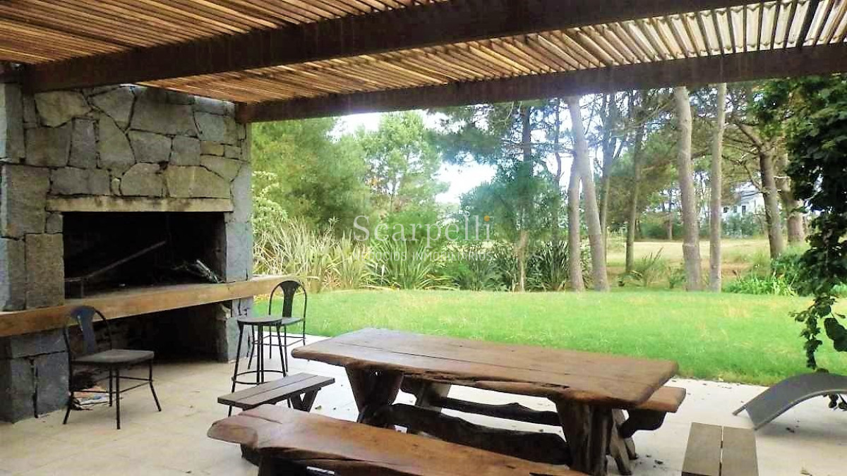 Casa ID.8382 - José Ignacio Estupendo Chalet en Barrio Privado con el mejor entorno y seguridad.-