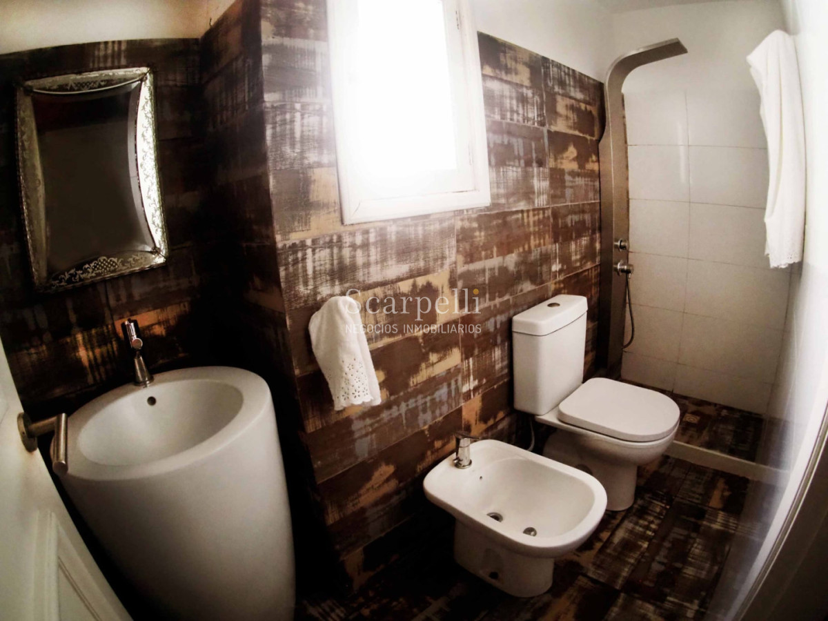 Casa ID.50639 - CARRASCO DE ESTILIO CANADÁ PROX. PLAZA THAYS 4 DORMITORIOS 4 BAÑOS