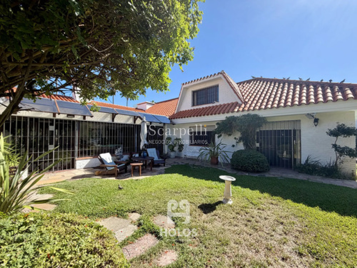 Casa ID.50659 - Carrasco en su mejor Entorno: Casa 4 Dormitorios Piscina Barbacoa Servicio A Dos Cuadras De La Rambla Toda en 1 planta
