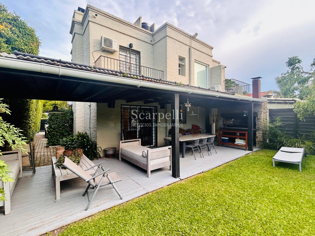Casa ID.50400 - Estilo Colonial Parque Miramar Impecable 4 dormitorios suite Barbacoa Piscina Climatizada