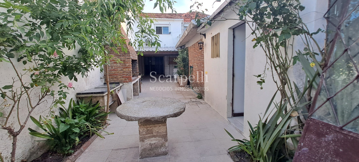Casa ID.50359 - Venta Casa Carrasco Arocena próximo 2 o 3 dorm 3 baños Amplio Patio con parrillero