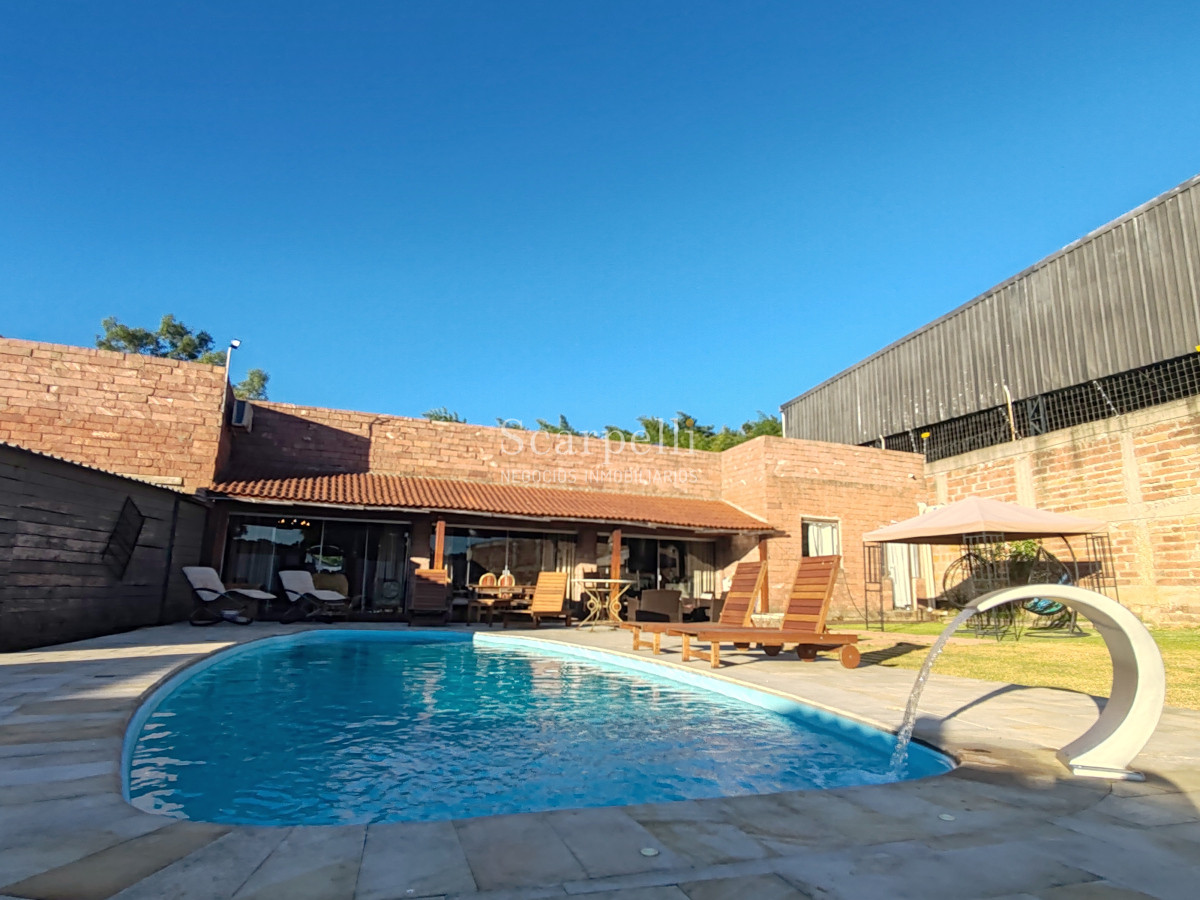 Casa ID.50378 - Importante padrón esquinero en Santana do Livramento con casi 2200 m2 Ideal Salón de Fiestas o emprendimiento Inmobiliario