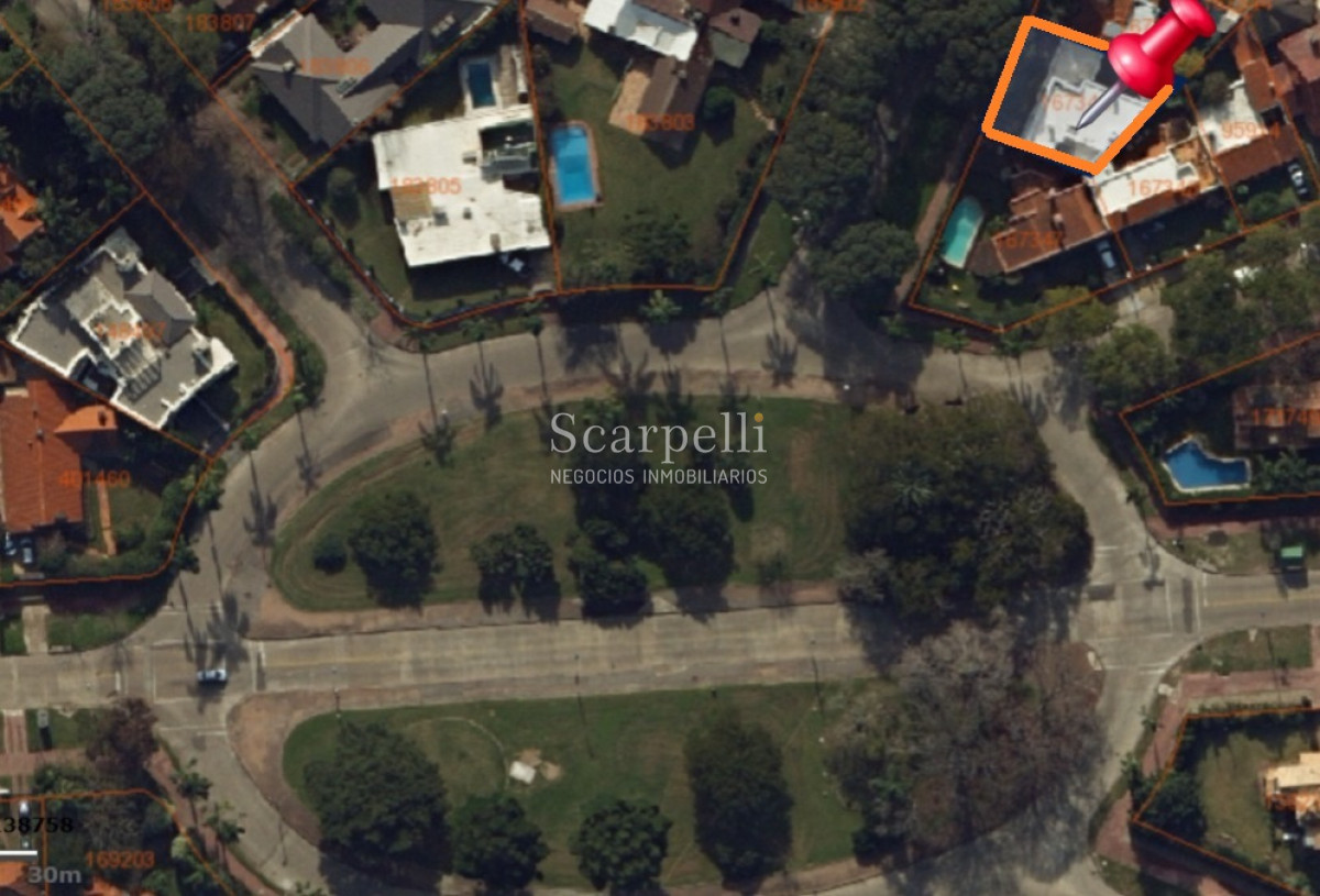 Casa ID.50639 - CARRASCO DE ESTILIO CANADÁ PROX. PLAZA THAYS 4 DORMITORIOS 4 BAÑOS