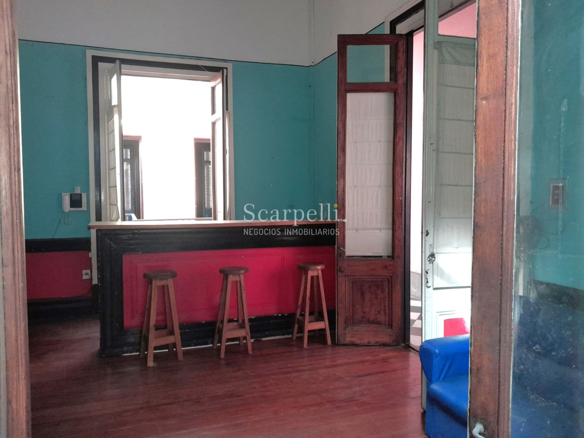 Casa ID.50381 - Excelente Padron Con 10 Habitaciones  Y  Deposito De 650 Mts Ideal Para Renta