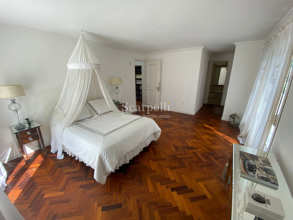 Casa ID.50639 - CARRASCO DE ESTILIO CANADÁ PROX. PLAZA THAYS 4 DORMITORIOS 4 BAÑOS