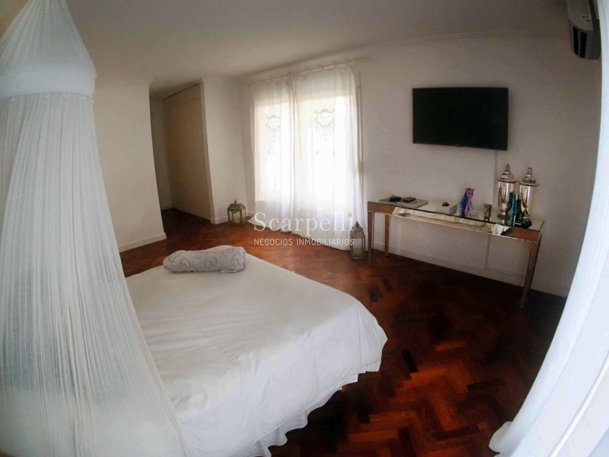 Casa ID.50639 - CARRASCO DE ESTILIO CANADÁ PROX. PLAZA THAYS 4 DORMITORIOS 4 BAÑOS