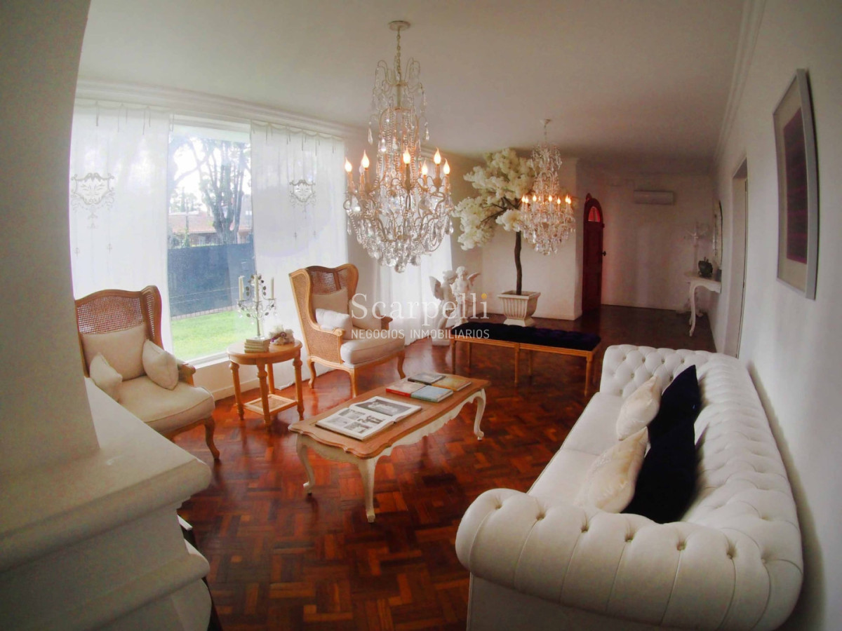 Casa ID.50639 - CARRASCO DE ESTILIO CANADÁ PROX. PLAZA THAYS 4 DORMITORIOS 4 BAÑOS