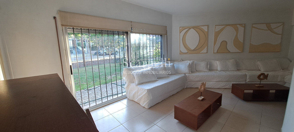 Casa ID.50359 - Venta Casa Carrasco Arocena próximo 2 o 3 dorm 3 baños Amplio Patio con parrillero